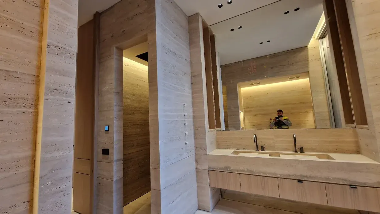 Baño con doble lavabo en travertino, vista 2