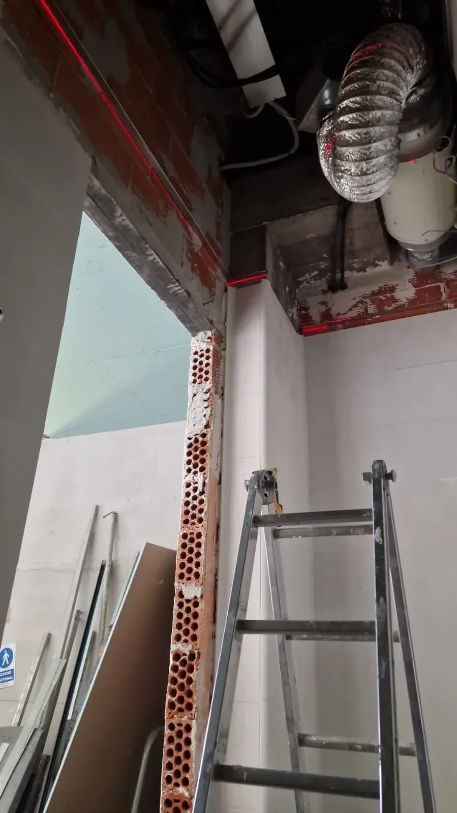 Conducto de extracción y muro de ladrillo previo a revestir