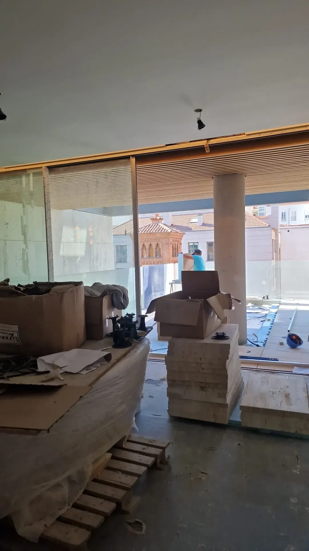 Local comercial diáfano en plena obra de reforma