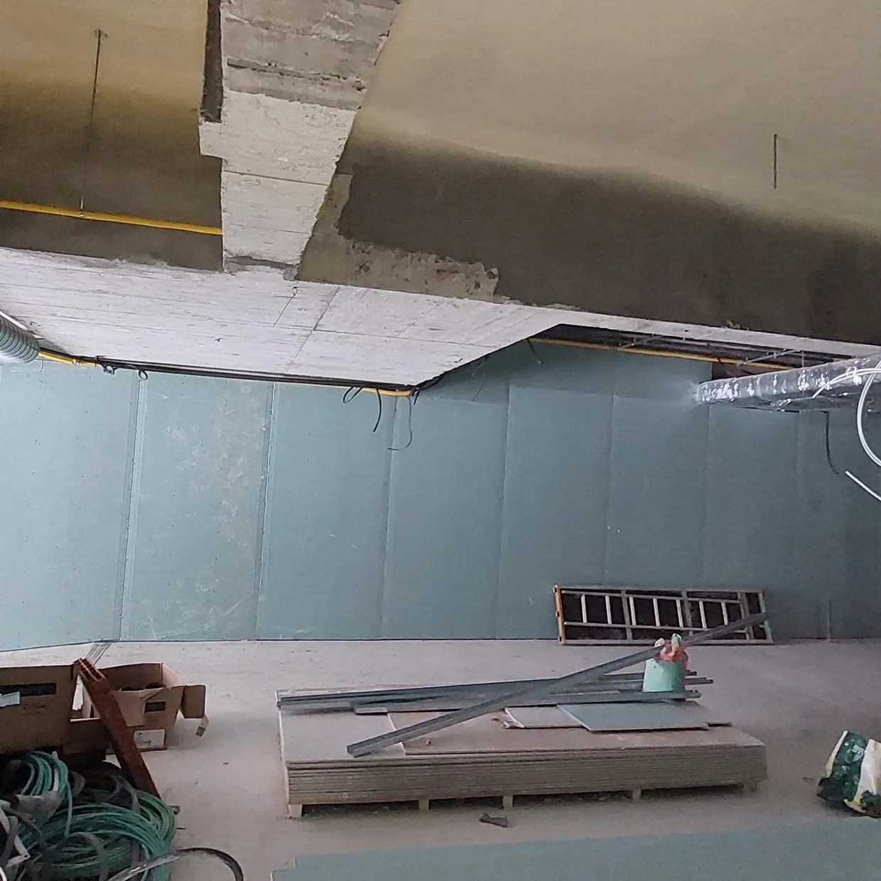 Nave con falso techo de pladur en proceso de montaje