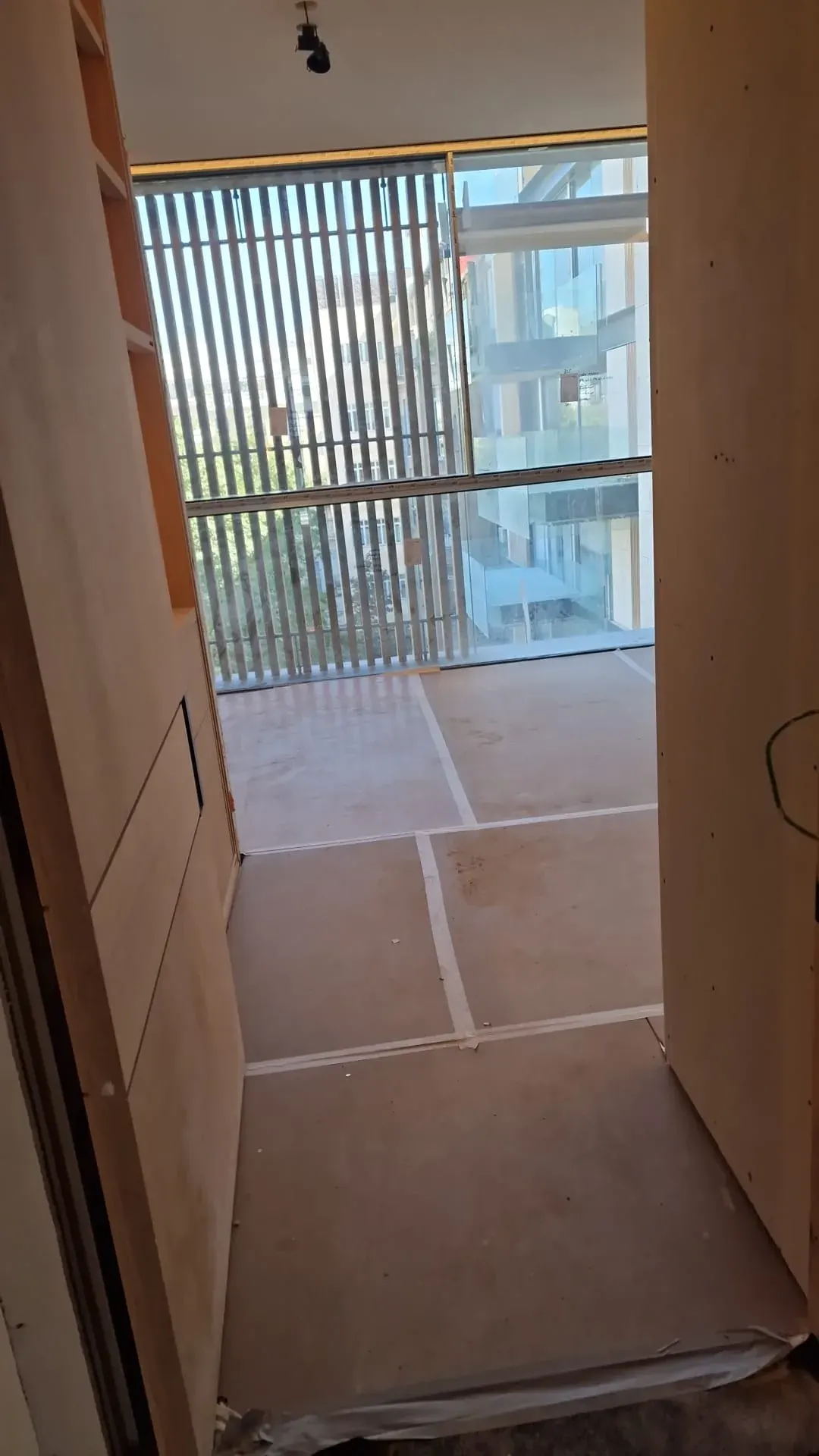 Pasillo con detalles de carpintería y suelos protegidos