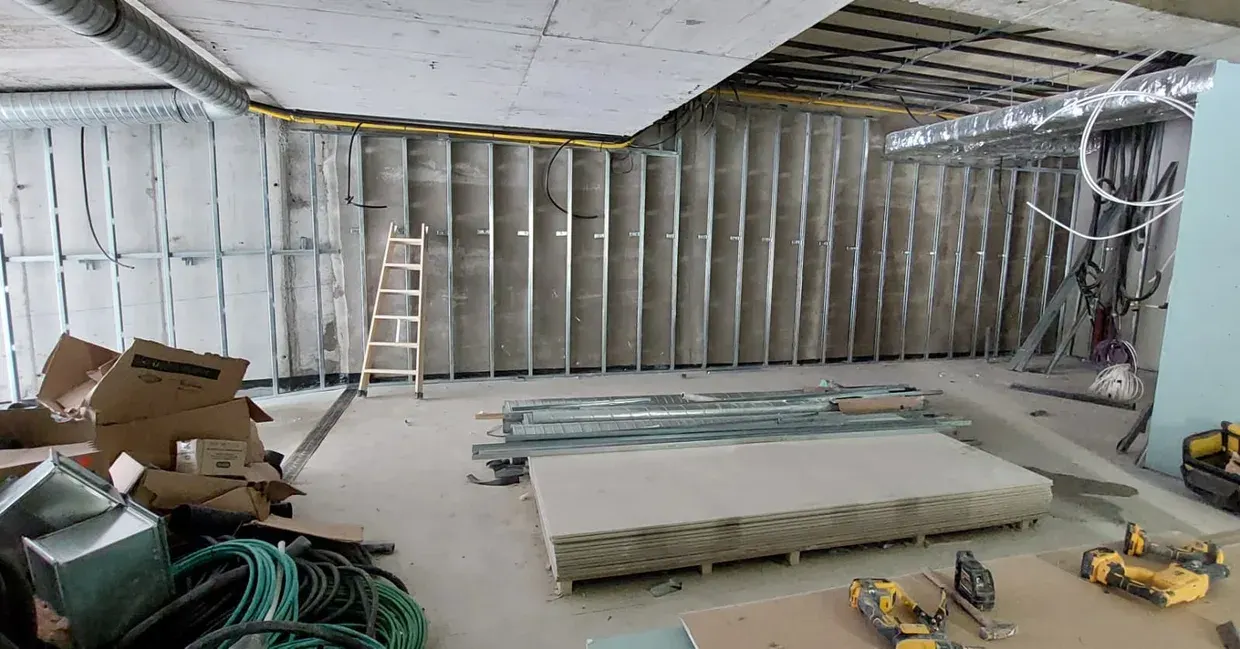 Sala con perfilería metálica vertical y placas apiladas